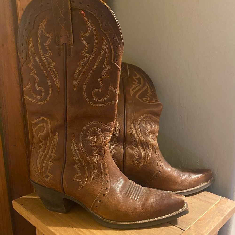 Super cute Ariat boots. Women’s 7B